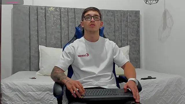 Calvin Hunter online show from April 6, 2026, 12:08 am