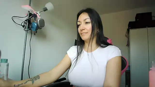 Snapshot of Yulian_Milf chatting on March 13, 2026, 10:55 am Yulian Milf online show from March 13, 2026, 10:55 am