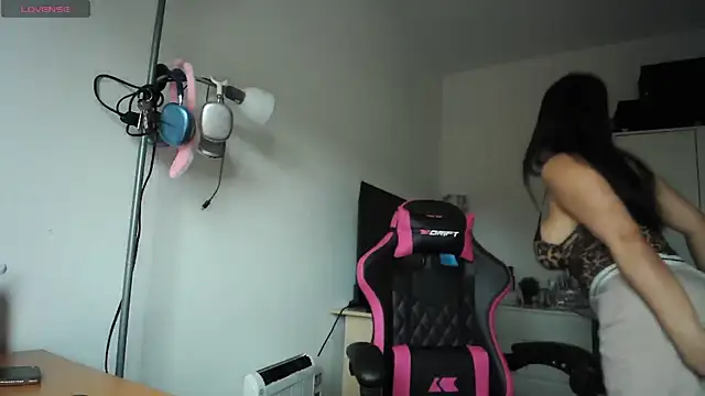 Snapshot of Yulian_Milf chatting on March 19, 2026, 2:32 pm Yulian Milf online show from March 19, 2026, 2:32 pm