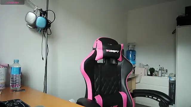 Snapshot of Yulian_Milf chatting on March 29, 2026, 11:54 am Yulian Milf online show from March 29, 2026, 11:54 am