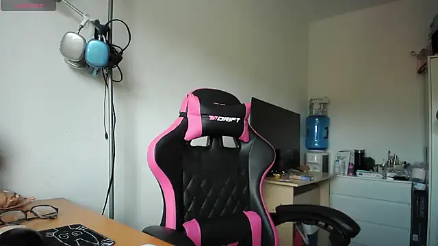 Snapshot of Yulian_Milf chatting on April 1, 2026, 11:00 am Yulian Milf online show from April 1, 2026, 11:00 am