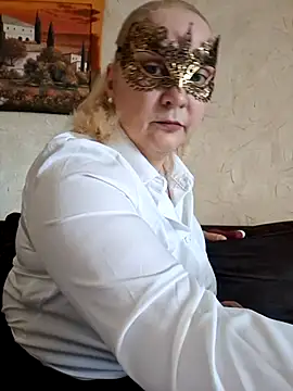 MaskedQueen77 online show from May 28, 2026, 12:24 pm
