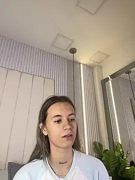 JuliaColemann online show from May 20, 2026, 12:00 pm