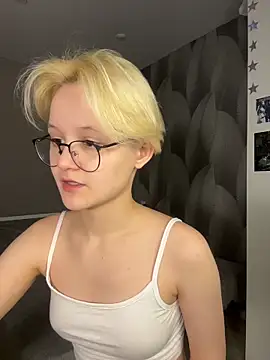 LuunaDorean online show from February 4, 2026, 10:04 pm