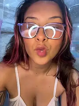 Snapshot of SOPHIIE_LUX_ chatting on February 14, 2026, 7:43 pm SOPHIIE LUX online show from February 14, 2026, 7:43 pm