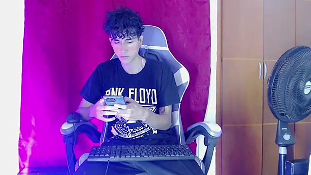 Snapshot of Johnny_cagee_ chatting on February 6, 2026, 11:52 pm Johnny cagee online show from February 6, 2026, 11:52 pm