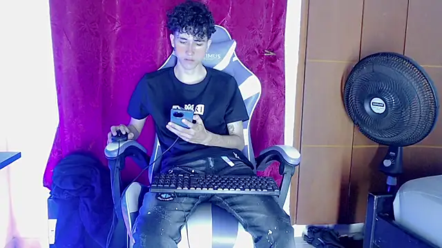 Snapshot of Johnny_cagee_ chatting on February 16, 2026, 11:23 pm Johnny cagee online show from February 16, 2026, 11:23 pm