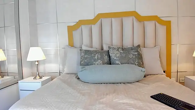 Snapshot of Crystal_Rose__ chatting on February 8, 2026, 11:35 am Crystal Rose online show from February 8, 2026, 11:35 am