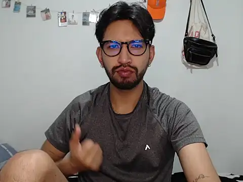 thomass1018 online show from June 16, 2026, 2:36 am