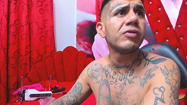 Snapshot of allison_max_tattoo chatting on February 11, 2026, 1:32 am allison max tattoo online show from February 11, 2026, 1:32 am