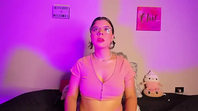 ViolettM online show from March 9, 2026, 4:05 am