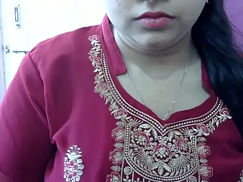Cute Aliyaa online show from May 3, 2026, 10:10 am