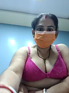 diyam4002 online show from February 8, 2026, 8:45 pm