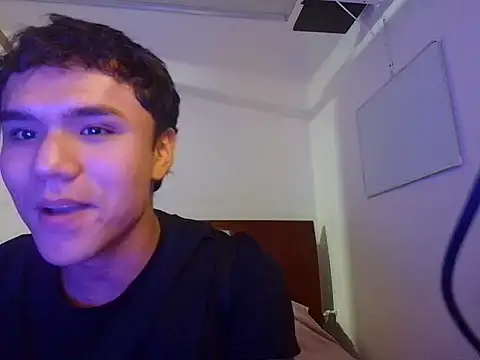 CreamKingg online show from April 22, 2026, 1:41 am