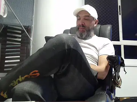 Snapshot of seriohetero19 chatting on February 16, 2026, 11:34 pm seriohetero19 online show from February 16, 2026, 11:34 pm