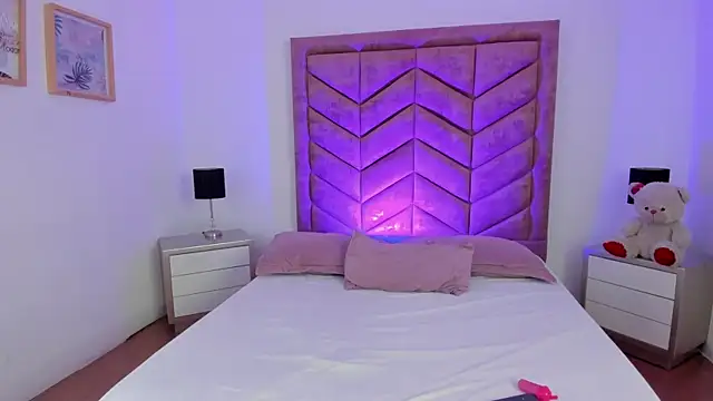 Zoe Banx online show from April 17, 2026, 5:43 am