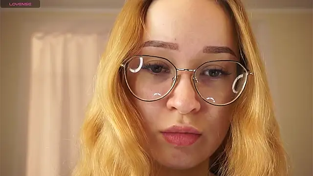 Snapshot of SallyDeniken chatting on February 2, 2026, 5:22 pm SallyDeniken online show from February 2, 2026, 5:22 pm