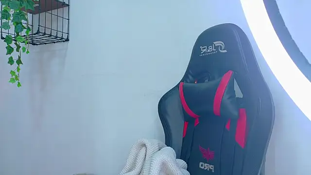 Snapshot of AnnieRouse__ chatting on February 5, 2026, 11:48 am AnnieRouse online show from February 5, 2026, 11:48 am