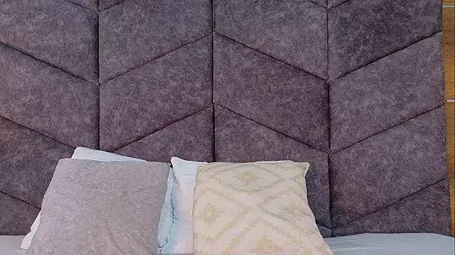 AnnieRouse   online show from April 11, 2026, 11:47 am