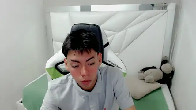 Snapshot of Liarr_ chatting on February 2, 2026, 7:56 pm Liarr online show from February 2, 2026, 7:56 pm