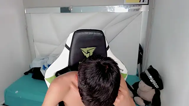 Snapshot of Liarr_ chatting on February 28, 2026, 8:10 pm Liarr online show from February 28, 2026, 8:10 pm