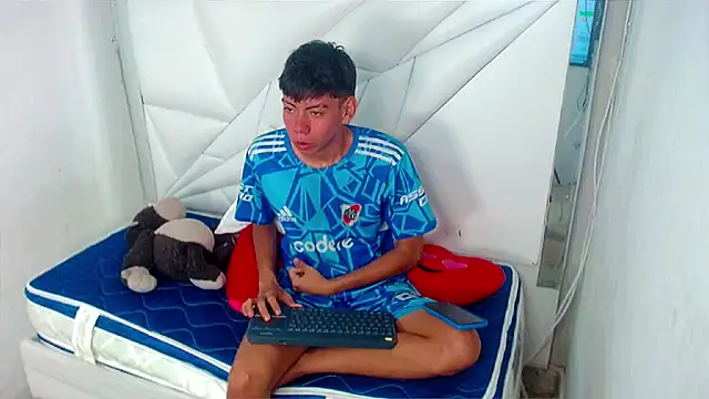 Liarr  online show from April 13, 2026, 8:36 pm