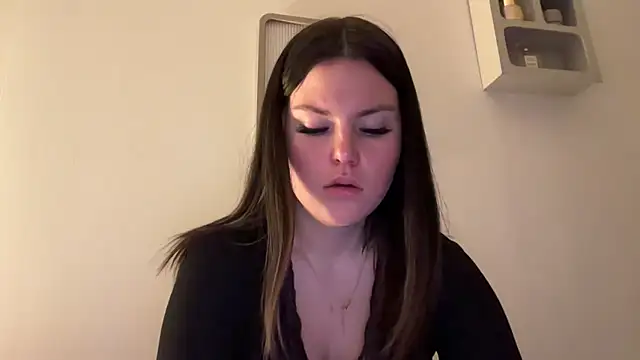 kiaraaaa75 online show from February 1, 2026, 6:17 pm