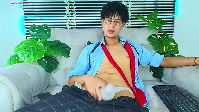Snapshot of ThiiagoSaeenz chatting on April 29, 2026, 5:30 pm ThiiagoSaeenz online show from April 29, 2026, 5:30 pm