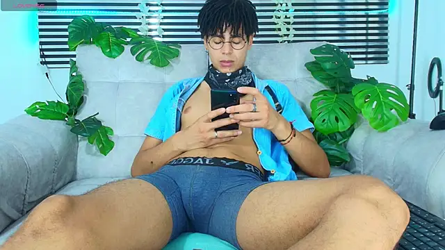 Snapshot of ThiiagoSaeenz chatting on May 22, 2026, 4:56 pm ThiiagoSaeenz online show from May 22, 2026, 4:56 pm