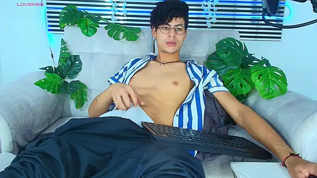 Snapshot of ThiiagoSaeenz chatting on May 23, 2026, 5:28 pm ThiiagoSaeenz online show from May 23, 2026, 5:28 pm