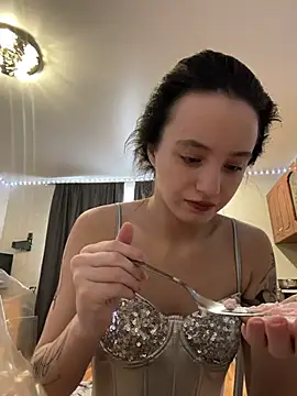 Snapshot of MiaTee chatting on February 1, 2026, 3:49 am MiaTee online show from February 1, 2026, 3:49 am