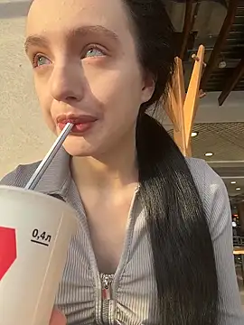 Snapshot of MiaTee chatting on February 6, 2026, 4:06 am MiaTee online show from February 6, 2026, 4:06 am