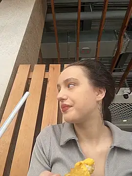 Snapshot of MiaTee chatting on February 12, 2026, 4:18 am MiaTee online show from February 12, 2026, 4:18 am