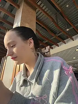 Snapshot of MiaTee chatting on February 25, 2026, 4:00 am MiaTee online show from February 25, 2026, 4:00 am