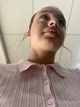 MiaTee online show from April 12, 2026, 2:05 am