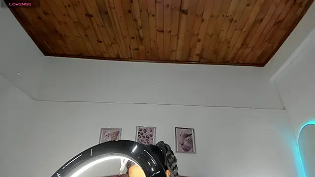 luna velveth online show from April 16, 2026, 10:38 am