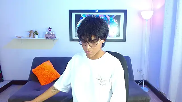 Snapshot of Maecum18 chatting on February 10, 2026, 9:52 pm Maecum18 online show from February 10, 2026, 9:52 pm