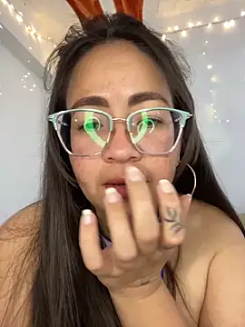 Snapshot of alisbloom chatting on February 24, 2026, 6:06 pm alisbloom online show from February 24, 2026, 6:06 pm