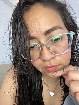 Snapshot of alisbloom chatting on February 25, 2026, 6:06 pm alisbloom online show from February 25, 2026, 6:06 pm