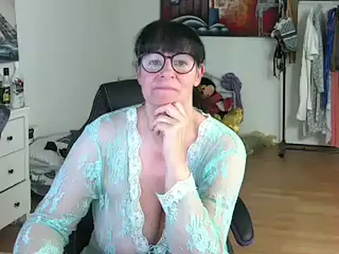 Sylly online show from March 14, 2025, 2:41 pm