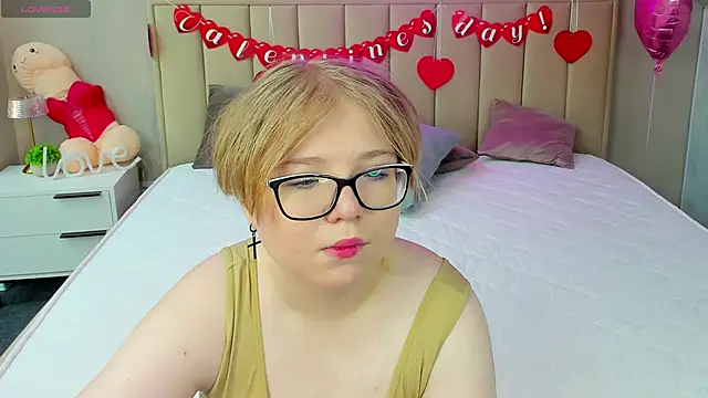 Snapshot of Lauraaa_Smith chatting on February 19, 2026, 12:39 am Lauraaa Smith online show from February 19, 2026, 12:39 am