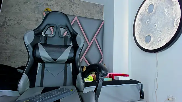 Emily-Queen03 online show from February 19, 2026, 11:39 am