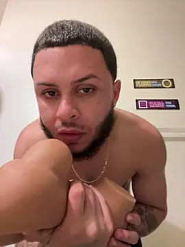 Tu PaPi Favorito online show from February 5, 2026, 4:17 am