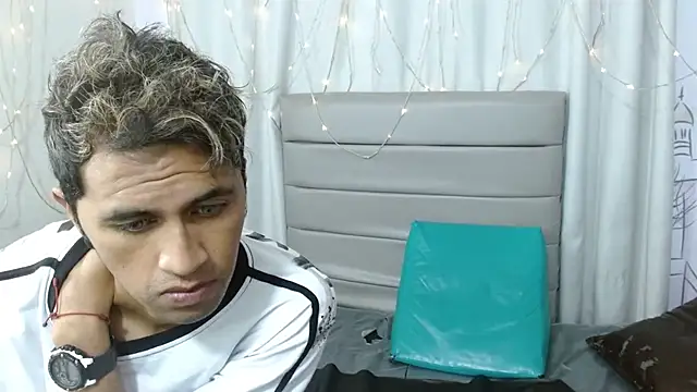 Snapshot of Cecilia_and_Carlos chatting on February 14, 2026, 8:33 am Cecilia and Carlos online show from February 14, 2026, 8:33 am