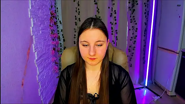 EvaxCharm online show from February 11, 2026, 7:24 am