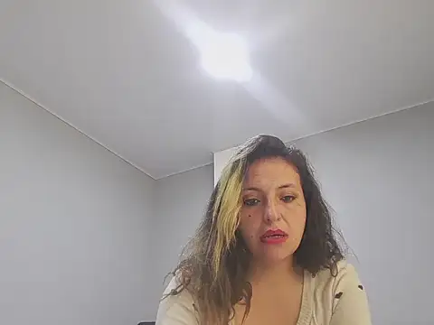 KENDRA-HONEY online show from April 17, 2026, 2:20 pm