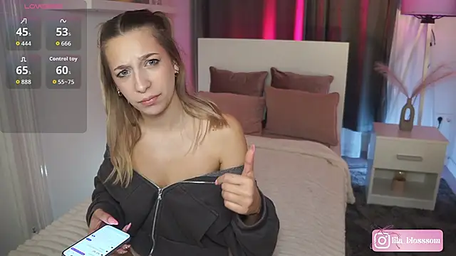 Snapshot of LilaaBlossom chatting on February 13, 2026, 4:25 pm LilaaBlossom online show from February 13, 2026, 4:25 pm