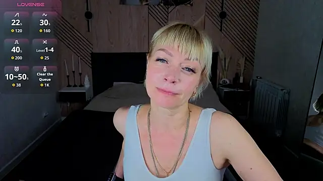 Snapshot of Ann_Annise chatting on July 6, 2026, 8:33 am Ann Annise online show from July 6, 2026, 8:33 am
