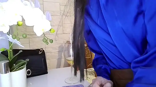 JuliaLovely online show from March 20, 2026, 7:30 pm