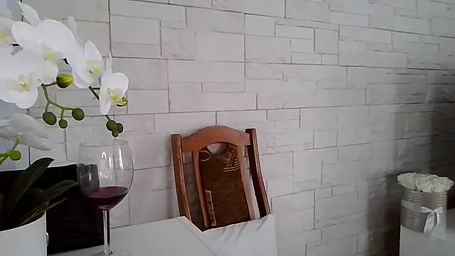 JuliaLovely online show from April 14, 2026, 2:01 pm